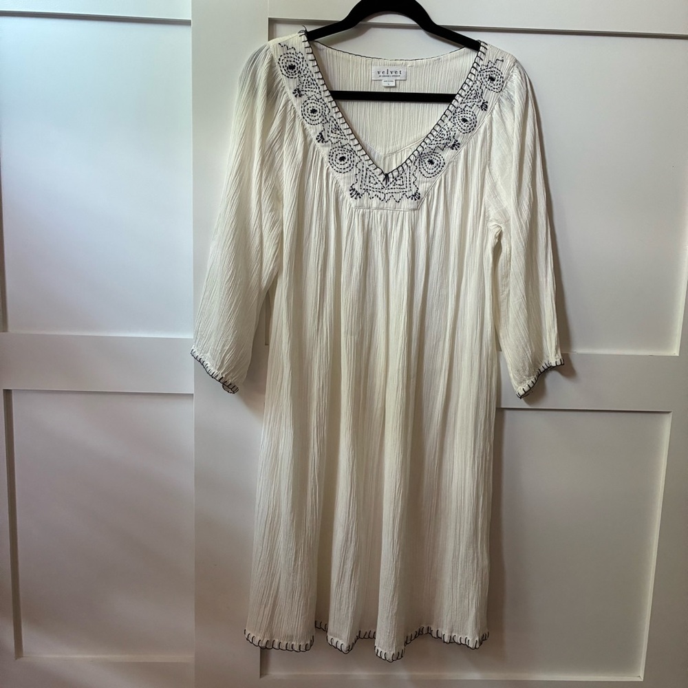 Velvet by Graham Spencer white Dress with Blue Embroidery, L